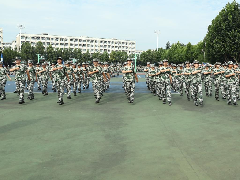 军训砺意志 青春展风华——365英国上市公司...